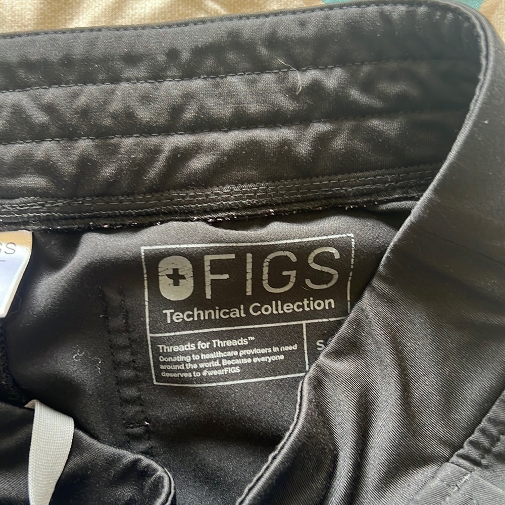 Petite/small Figs black scrub pants
